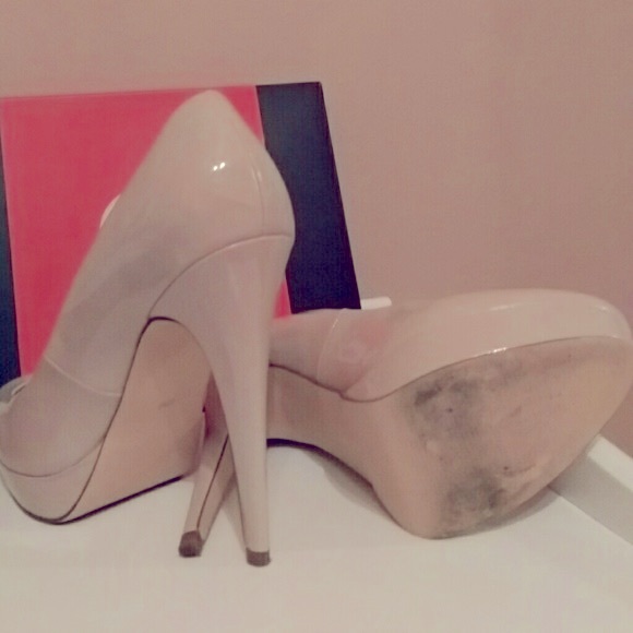 🎉HOST PICK 🎉Guess Platform Heals In Size 10m - Picture 2 of 4